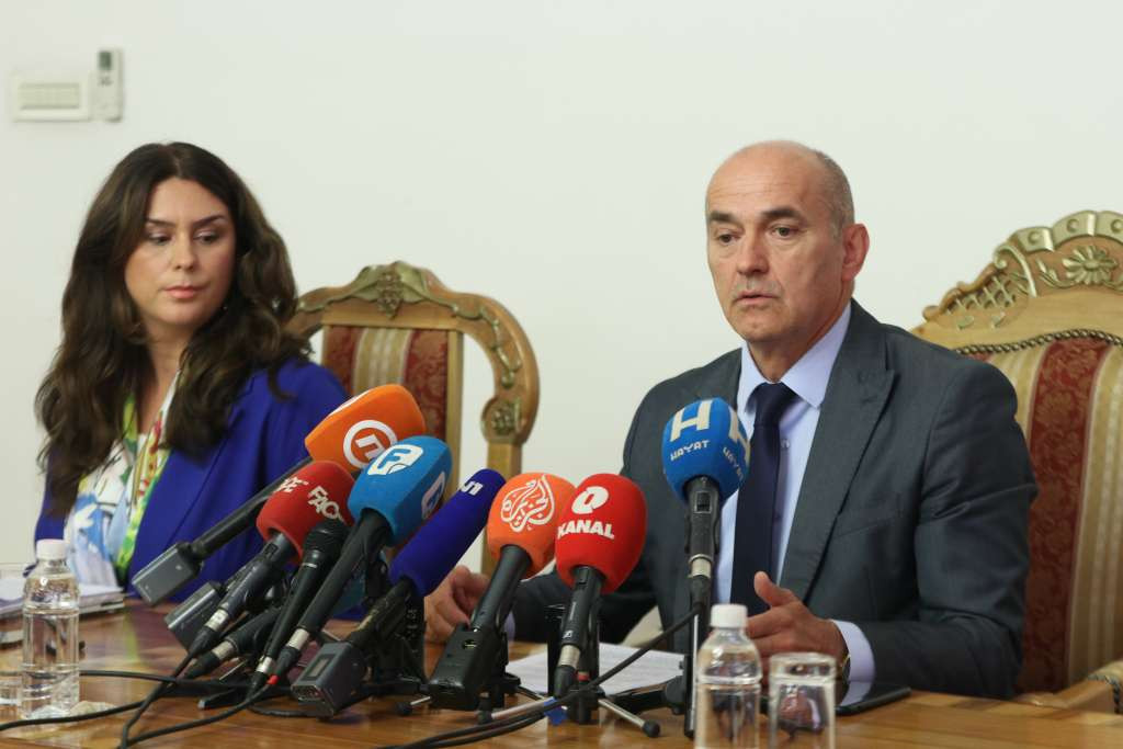 Rektorat UNSA: U toku disciplinski postupak protiv studentica koje su veličale Mladića